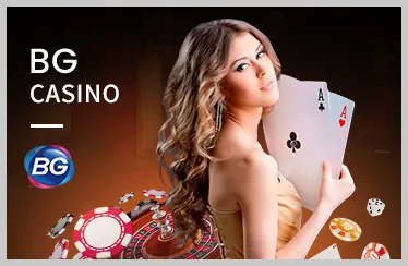 Bàn chơi Poker với chip và lá bài